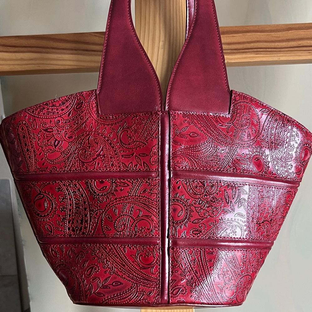 Chic Red Embossed Shoulder Bag - Picture 3 of 11
